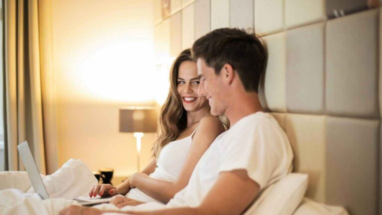 como ser actor porno. Momento de intimidad de pareja.